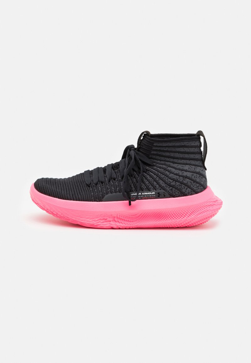 Zwarte sportieve schoenen met een gestructureerde gebreide bovenkant en een roze zool, met een hoge snit, vetersluiting en een opvallend merklogo aan de zijkant.