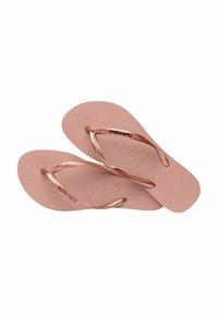Infradito in gomma rosa con suole texturizzate e cinturini metallici color oro rose. Presentano una leggera curvatura nella forma per il comfort del piede.