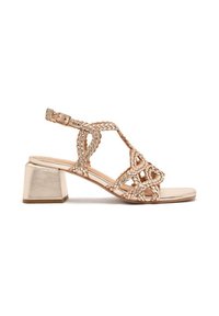 Sandal in rosa dorato metallizzato con intrecci e tacco a blocco quadrato, dotata di cinturino alla caviglia regolabile. Il design open toe mette in risalto dettagli intricati delle cinghie.