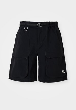Schwarze Cargo-Shorts mit elastischem Bund, integriertem Gürtel, großen Seitentaschen und dreieckigem ACG-Logo am rechten Bein.