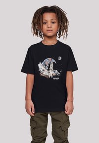 Schwarzes T-Shirt mit einem weltraumthematischen Grafikdesign, das eine Rakete, einen Planeten und den Mond zeigt. Aus Baumwolle mit kurzen Ärmeln und klassischer Passform.
