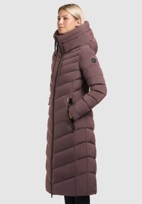 Lang, hættepufferjakke i mauve med et chevronmønster, lynlås foran og sorte hardware-detaljer. Tekstileret, isoleret stof.