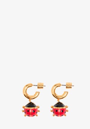 Zlate obročeve uhane krasijo viseči obeski v obliki rdečih in črnih pikapolonic, podrobno okrašeni s črnimi pikami, pritrjeni z zlatim sponko.