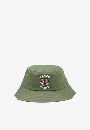 Chapeau bob en coton vert avec un tigre brodé et le texte « KENZO PARIS », doté d'un large bord incliné vers le bas et d'un tissu texturé.