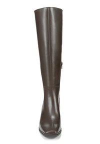Stivale in pelle marrone fino al ginocchio con un design elegante, punta arrotondata e zip laterale. La texture liscia e la forma aderente ne esaltano l'estetica.