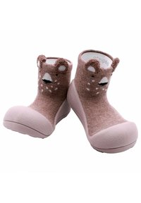 Zapatos de color rosa suave con un upper texturizado que presenta un diseño de oso, orejas redondas y una suela de goma para mejorar el agarre.