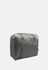 Grijze duffelbag gemaakt van duurzaam fabric met twee donkere handvatten, rechthoekige vorm, gladde textuur en geen zichtbare branding of hardware.