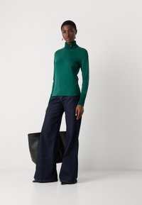 Marc Cain Topper langermet - dark jade green