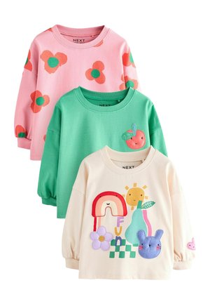 Drei Langarmoberteile: pink mit grünen Blumen, grün mit Apfeldetail und creme mit bunten Applikationen eines Regenbogens und Tieren.