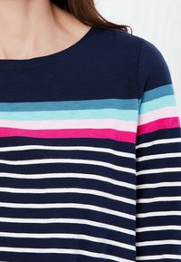 Marineblauwe trui met horizontale strepen in lichtblauw, roze en wit. Bevat een ronde halslijn en een zachte, gladde textuur.