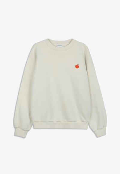 Krémová mikina vyrobená z mäkkej látky, s malým červeným vyšitým jablkom na hrudi a rebrovanými manžetami a spodným lemom.