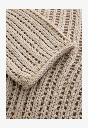 Béžová pletená tkanina so voľným, otvoreným tkaním, ktorá obsahuje jemné kovové vlákna pre textúru a vizuálny záujem.