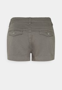 Shorts en coton gris avec un design ajusté, deux poches arrière avec des boutons en métal et des coutures décoratives sur la ceinture.