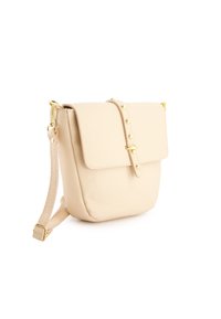 Beige læder crossbody taske med klaffelukning, udstyret med guldfarvet hardware, tekstureret overflade og en aftagelig justerbar rem.