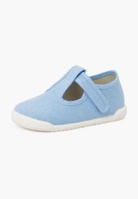 Scarpa in tessuto azzurro chiaro con punta arrotondata, cinturino con chiusura a strappo e suola in gomma bianca. Presenta un dettaglio con ritagli sui lati.