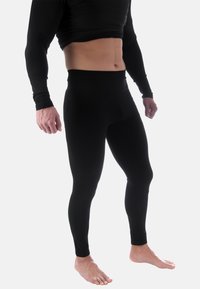Schwarzes langärmeliges Thermo-Oberteil, kombiniert mit schwarzen eng anliegenden Leggings aus dehnbarem Stoff, der eine glatte Textur aufweist und keine sichtbaren Designelemente hat.