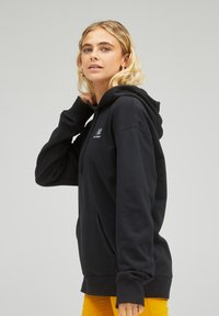 New Balance UNI-SSENTIALS FRENCH TERRY  - Felpa con cappuccio - schwarz