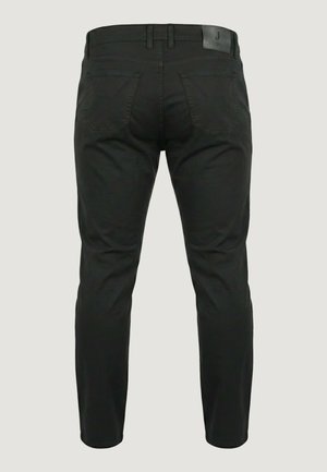 Zwarte slim-fit broek gezien van achteren met riemlussen, twee achterzakken en een lederen merklabel op de tailleband.