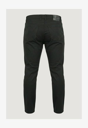 Czarne spodnie o dopasowanym kroju, pokazane od tyłu, z szlufkami na pasek, dwoma tylnymi kieszeniami oraz skórzaną naszywką z logo na pasku w talii.