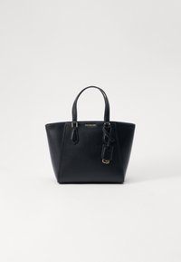 Sac à main en cuir noir avec une forme structurée, de courtes anses doubles, des ferrures en ton doré et un accessoire en forme d'étiquette sur le côté. Fini lisse et texturé.
