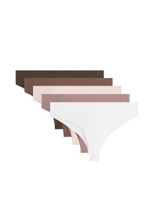 Cinq culottes de bikini sans couture pour femmes en blanc, marron clair, rose, marron moyen et marron foncé disposées en rangée en couches.