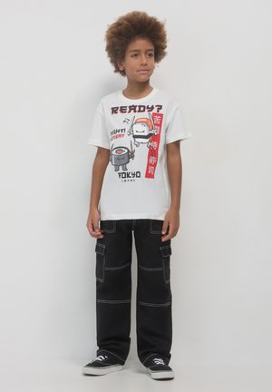 Weißes T-Shirt mit kurzen Ärmeln zeigt cartoonhafte Sushi-Figuren und Text, kombiniert mit schwarzen Cargo-Hosen mit weißer Naht und Taschen.
