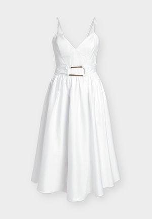 Robe midi blanche avec bretelles spaghetti, encolure en V, taille cintrée avec une large ceinture à boucle rectangulaire et jupe ample.