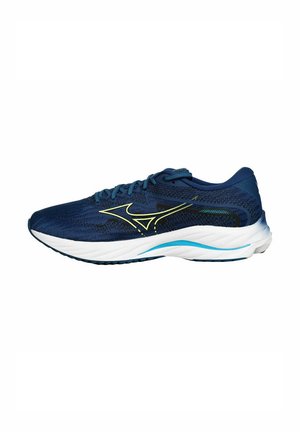 Scarpa da corsa navy con tomaia in mesh, logo giallo e suola intermedia bianca. Presenta una punta arrotondata, un sistema di allacciatura e una suola testurizzata per una migliore aderenza.