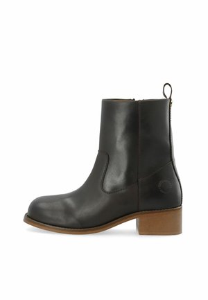 Bottine noire en cuir avec petit talon bloc en bois, fermeture éclair latérale et languette à l'arrière, présentée sur fond blanc.