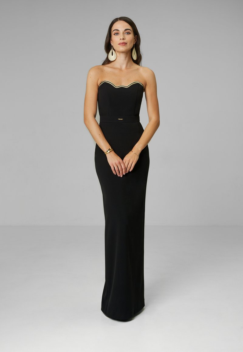 Czarna sukienka bez ramiączek o dopasowanej sylwetce, z falistym złotym wykończeniem wzdłuż dekoltu oraz subtelnym akcentem w talii. Gładka faktura materiału.