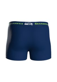 Granatowe bokserki o dopasowanym kroju, z zielono-białym logo "SEAHawks" na gumce w pasie. Gładka tekstura i elastyczna gumka w pasie.