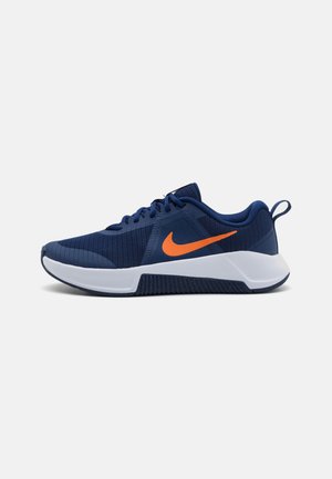 Marineblaue Sportschuhe mit Obermaterial aus Mesh, orangefarbenem Nike-Swoosh, weißer Zwischensohle und strukturiertem Außensohle für besseren Grip.