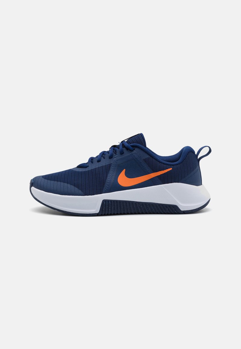 Scarpe sportive blu navy con parte superiore in rete, logo Nike arancione, intersuola bianca e suola testurizzata per una migliore trazione.