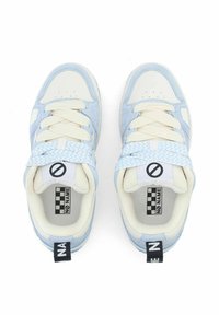 Himmelblaue Sneakers aus Wildleder und Leder, mit flachen Schnürsenkeln, einem gepolsterten Kragen und einem schwarzen Etikett an der Ferse mit der Aufschrift "NO NAME."