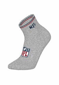 Calzino alla caviglia grigio con il logo NFL sulla pianta e sul bordo, caratterizzato da strisce rosse, bianche e blu sul bordo.