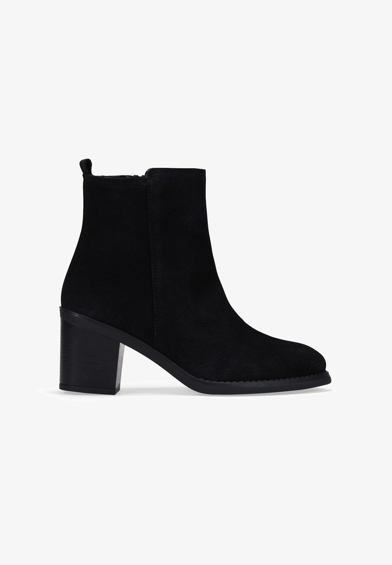 Botín de ante negro con punta redondeada y tacón bloque de altura media. Presenta una cremallera lateral y un diseño elegante y minimalista.