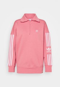 Ljusrosa fleecepullover med halvmaskerad krage, vitt Adidas-logotyp på bröstet och tre vita ränder på varje ärm.