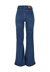 Blauwe spijkerbroek met flared pijpen en een hoge taille, met een leren label aan de achterkant en contrasterende stiksels aan de zoom.