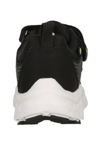 Schwarzer und weißer Sportschuh von hinten betrachtet, mit einer Zuglasche und einem Obermaterial aus Mesh.