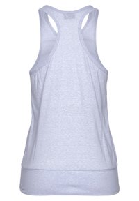 Světle šedý tílko s přiléhavým střihem, ve stylu racerback, a hladkým povrchem. Má zaoblený lem a jednoduché švy.