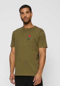 Mister Tee - ROSE - Camiseta estampada - olive Imagen en miniatura 1