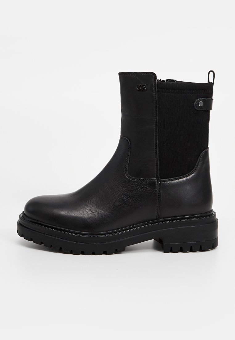 Schwarze Lederknöchelstiefel mit elastischen Seitenpaneelen, abgerundetem Zehenbereich und strukturiertem Gummisohle mit robustem Profil für guten Halt.