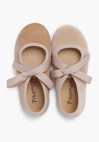 Bailarinas en terciopelo beige y marrón claro, con punteras redondas, suelas de goma y cintas de satén atadas en la parte delantera.