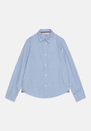 Lyseblå langærmet skjorte med knapper og krave, "BOSS"-logo broderet på brystet og lille mærke fra mærket på sidesømmen.