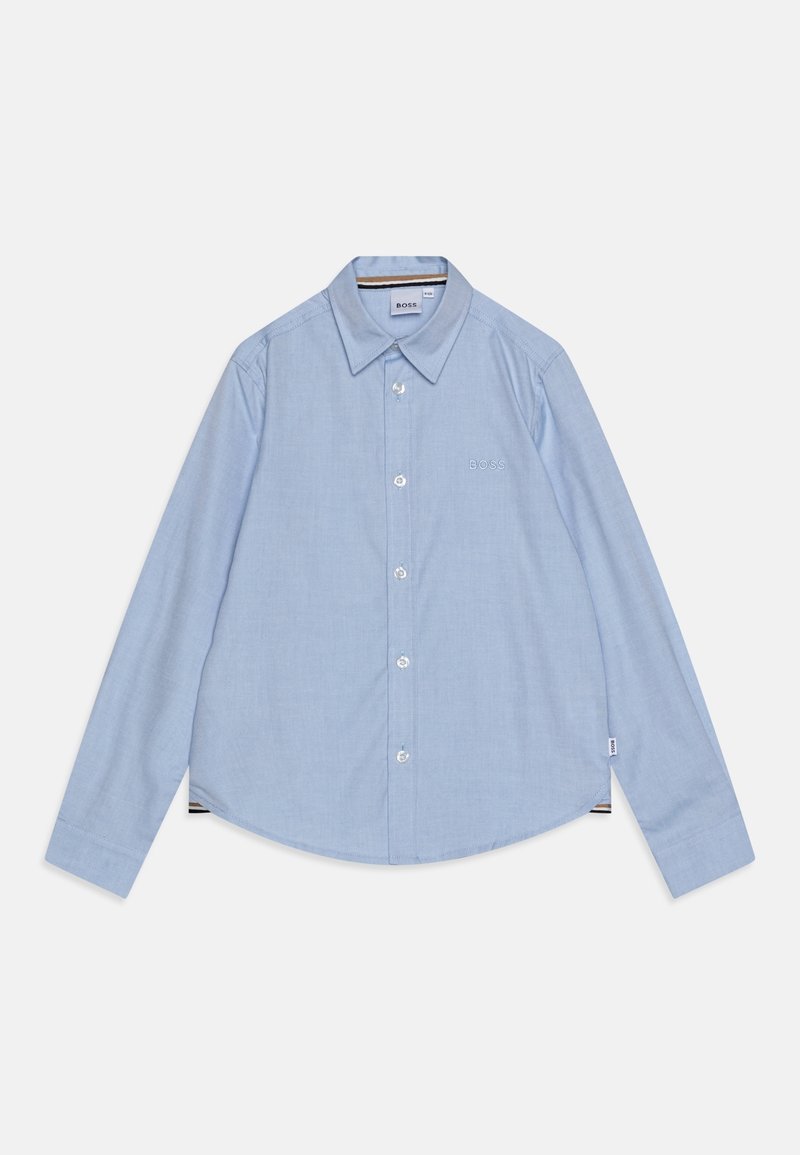 Jasnoniebieska, długorękawowa koszula na guziki z kołnierzykiem, z haftowanym logo "BOSS" na piersi oraz małą metką marki na bocznym szwie.