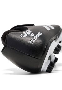 Sort fodboldstøvle med overdel i læder, hvidt logo og striber. Har profilerede knopper og syede detaljer for bedre greb og holdbarhed.