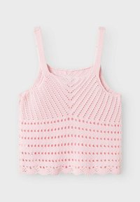 Top corto de punto rosa con tirantes ajustables, que presenta un patrón de chevrón y un dobladillo con forma de concha. El material parece suave y texturizado.
