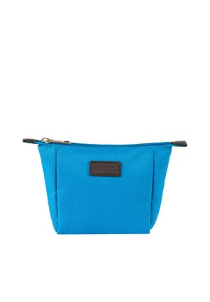 Kleine blaue Stofftasche mit Textur, schwarzem Markenetikett und Reißverschluss oben, rechteckiger Boden, leicht trapezförmige Form.