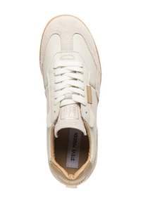 Sneaker bianco realizzato in materiali scamosciati e in pelle, con punta rotonda, dettagli testurizzati, lacci piatti e suola in gomma. Presenta un logo sul linguetto.