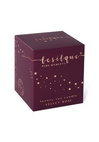 Boîte violette avec texte doré et accents en forme d'étoile, étiquetée "bougie en soja de luxe, Rose Velouté." Surface légèrement texturée. Forme carrée.